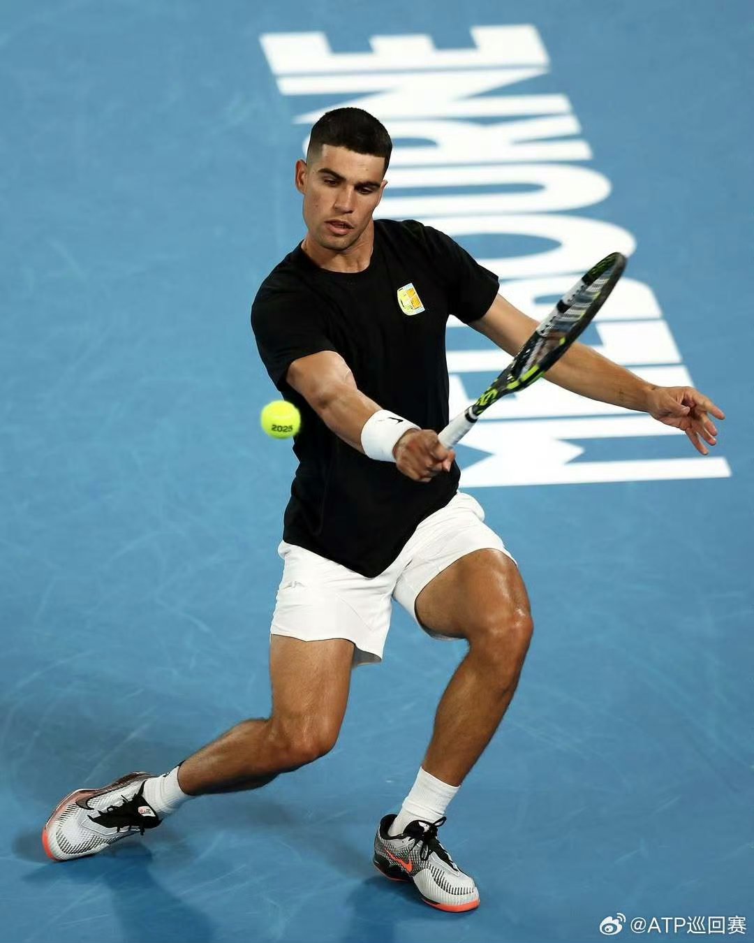 ATP总决赛险胜澳网，阿尔卡拉斯点燃赛场