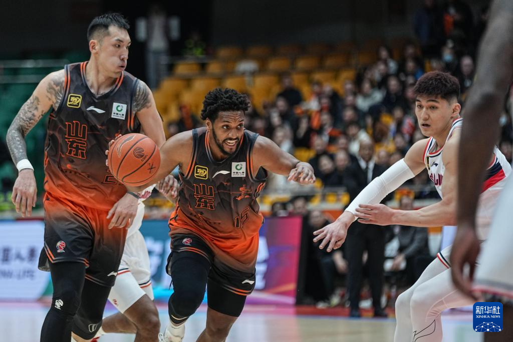 开云-76人横扫广州队，陶汉林统治全场