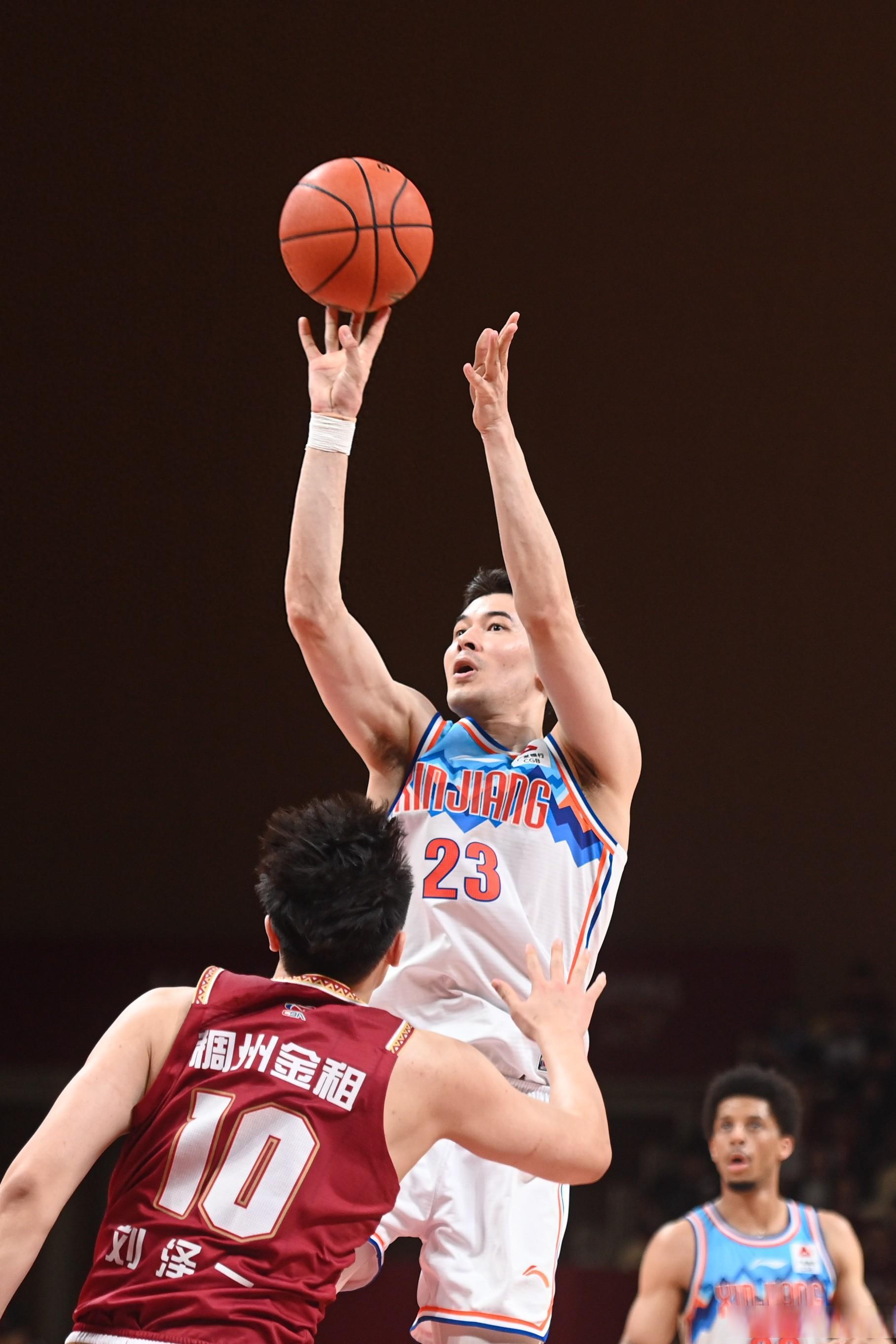 新疆队鏖战灰熊,拉文关键制胜 新疆队鏖战灰熊,拉文关键制胜